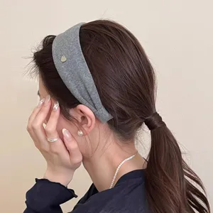 Grauer breiter Stoffhaarreif Detailaufnahme mit kleinem Herz für Damen Herbst Winter Alltag