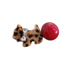 Schattige Koreaanse luipaardprint puppy haarspeld met rode bal en strass strik voor dames.