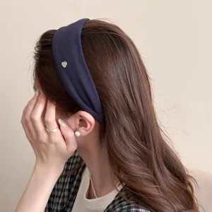 Minimalistischer dunkelblauer Haarreif mit süßem Herz-Detail, perfektes Accessoire für Alltag.
