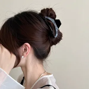 Koreanisches Acetat ausgehöhlte große Haarklammer Detail, elegante schwarze Haarspange.