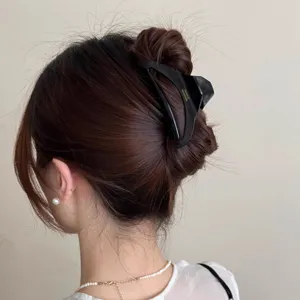 Detailaufnahme einer eleganten großen schwarzen Acetat Haarklammer für stilvolle Hochsteckfrisuren.