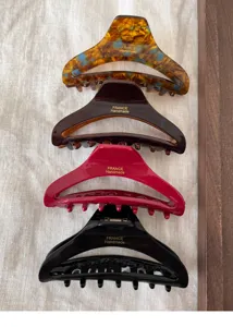 Nahaufnahme großer Acetat Haarklammer, hohles Design, Haargreifer für elegante tägliche Frisuren.