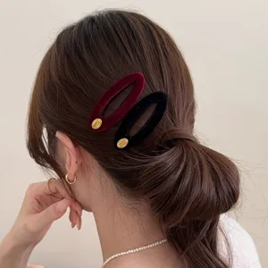Koreanische Retro Samt BB Haarklammern mit goldenen Metalletiketten fuer elegantes Haar.