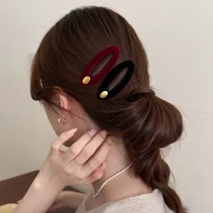 Detailansicht koreanischer Vintage Samt BB Haarklammern in Weinrot und Schwarz mit Gold.