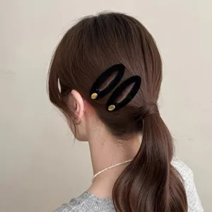 Koreanische schwarze Samt-Haarspange im Vintage-Stil mit goldenem Detail für elegante Frauen.