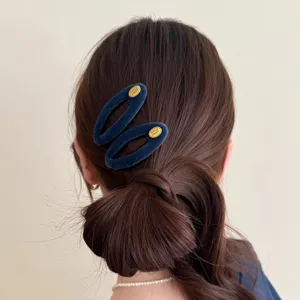Dunkelblaue Samt BB Haarspange Detailaufnahme mit goldenem Etikett für elegantes Alltagsstyling.