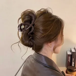 Detaillierte Seitenansicht einer braunen minimalistischen Haarklammer, eleganter Alltags-Haarschmuck.