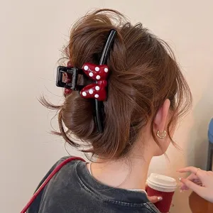 Detailansicht der süßen Pünktchen Schleife Haarklammer, roter Haargreifer für tolle Frisuren.