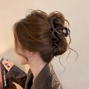 Dunkelbraune geschwungene Haarklammer für Damen, große Haarklammer für dickes Haar Styling.