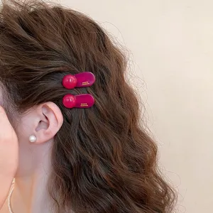 Koreanischer roter Kugel Haarspange Detailaufnahme, elegante Seiten Haarnadel fuer Damen Alltag.