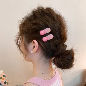 Nahaufnahme Detailansicht der koreanischen rosa runden Kugel Haarspange, elegantes Haaccessoire.