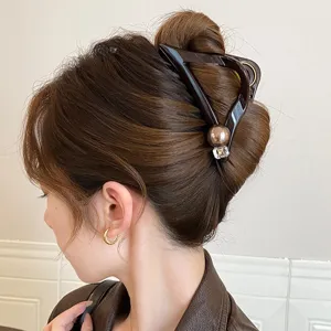 Elegante koreanische braune Dreieck Haarklammer mit Perle und Kristall für schöne Frisuren.
