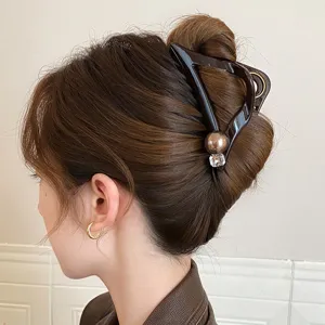 Detailansicht der koreanischen geometrischen Dreieck Haarklammer mit Perle und Strass.