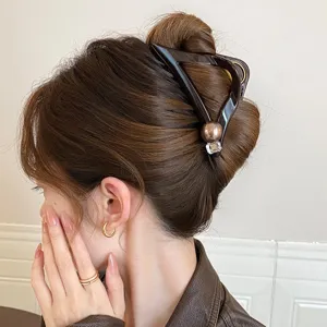 Elegante braune Dreiecks-Haarklammer mit Perle und Strassstein für stilvolle Frisuren.