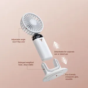Mini ventilatore portatile a mano con display digitale e base a ventosa rimovibile da scrivania.