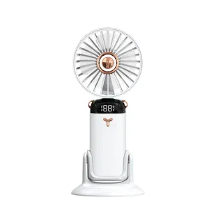 Mini ventilatore portatile da mano e da tavolo con display digitale e base di ricarica.