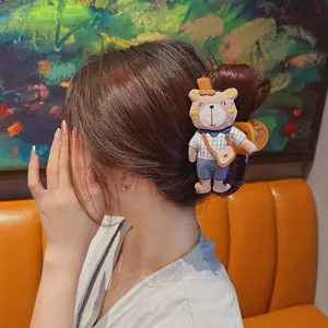Detalle de pinza de pelo de oso de peluche lindo que muestra el estilo de cabello