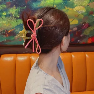 Elegante pinza para el pelo con lazo rosa, accesorio de moda para el peinado diario.