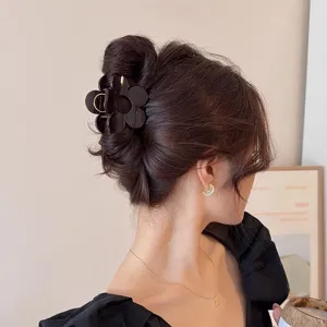 Elegante molletta per capelli a fiore scuro per donne, accessorio versatile per coda.