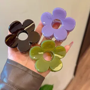 Dettaglio molletta fiore in resina con simpatico design floreale multicolore per acconciatura quotidiana.