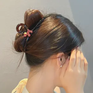 Chic Cartoon Hund Haarklammer für Damen, stilvolles Sommer Haaraccessoire für Dutt Frisur.