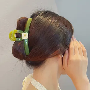 Elegante grüne Haarklammer mit goldenem Hündchen-Akzent, große Haarklammer für dickes Haar.