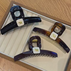 Große Haarklammer für Damen mit süßem Metallwelpen-Anhänger, elegante Haarklammer aus Harz.
