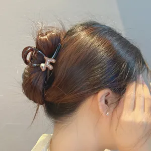 Braune Haarklammer mit süßem Hundedesign, perfekt für elegante Dutts und sommerliche Frisuren.