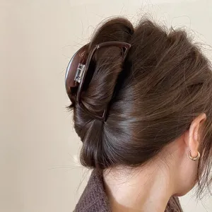 Detailansicht der braunen Schildpatt Haarklammer, elegante Acetat Haarklammer für schicke Dutts.