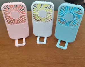 Petit ventilateur de bureau USB portable rechargeable avec base de support pliante.