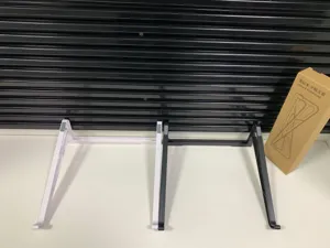 Tragbarer klappbarer Laptopständer und Tablet-Halter für den Schreibtisch im Büro.