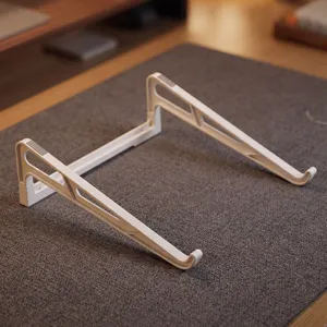Weißer faltbarer Laptop-Ständer im Detail, tragbarer verstellbarer Notebook-Halter fürs Büro.