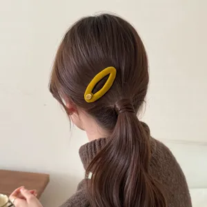 Koreanischer Samt Haarklammer mit goldenem Metalldetail Retro Spange fuer Frauen Zubehoer.