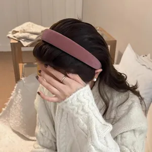 Detailed view of the wide velvet headband, soft fabric accessory for women's daily wear.