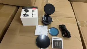 Vista dettagliata del supporto per telefono auto magnetico wireless con accessori completi.