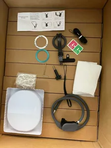 Nacken-Handyhalterung Kit Detailansicht mit Halterung, Magnetringen und weiterem Zubehör.