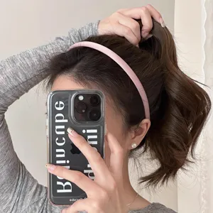 Detailansicht des minimalistischen rosa dünnen Haarreifs, vielseitiges Alltags-Accessoire.