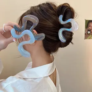 Molla per capelli in gel iridescente per donna, elegante pinza per capelli ondulata minimalista.