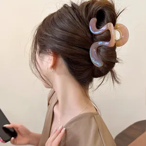 Primo piano dettagliato del fermaglio per capelli lucido e ondulato, elegante accessorio per donna.