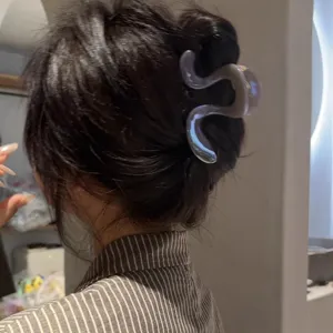 Pinza per capelli ondulata traslucida, elegante molletta a squalo color geléa per capelli