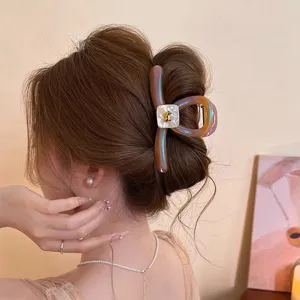 Squisita molletta per capelli marrone trasparente con grazioso dettaglio di cagnolino chic.