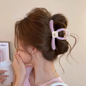 Squisita molletta per capelli con cagnolino trasparente, accessorio elegante per acconciature.