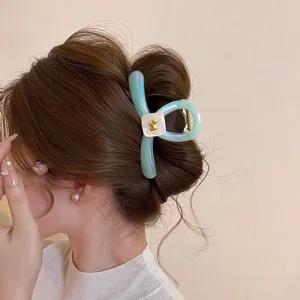 Primo piano del fermaglio per capelli azzurro trasparente con ciondolo a forma di cucciolo