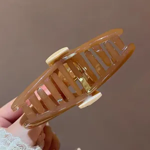 Primo piano dettagliato della molletta per capelli marrone trasparente con cucciolo.