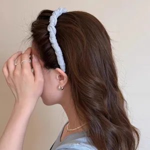 Gedetailleerd zij-aanzicht van de stijlvolle grijze gevlochten haarband in dagelijkse look.