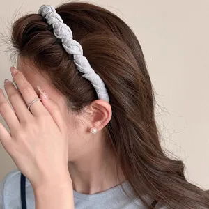 Chique grijs gevlochten haarband met antislip tanden, comfortabele haaraccessoire voor vrouwen.