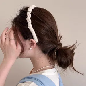 Gedetailleerd overzicht van een witte gevlochten haarband, ideaal voor dagelijks gebruik, antislip.