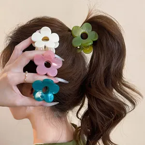 Vista dettagliata di mollette per capelli floreali di tendenza in resina trasparente.