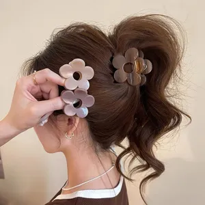 Molla per capelli a fiore donna, elegante pinza marrone in acrilico per coda di cavallo alta.