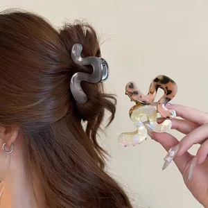 Elegante acetaat haarklemmen voor vrouwen, stijlvol golf design voor opsteek en mooie paardenstaart.